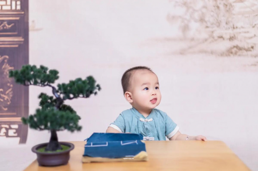 新泰宝宝眼睛突然肿了